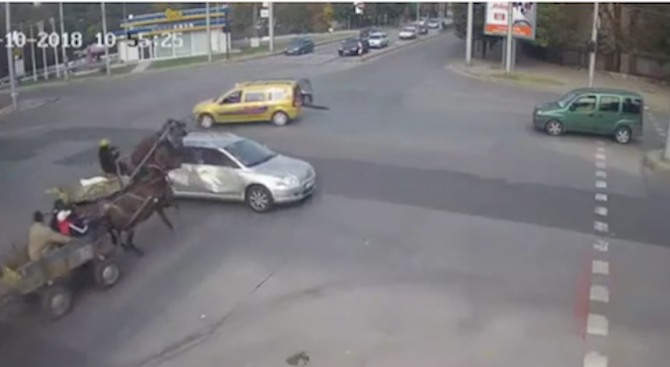 Каруци връхлетяха върху кола в Хасково (видео)