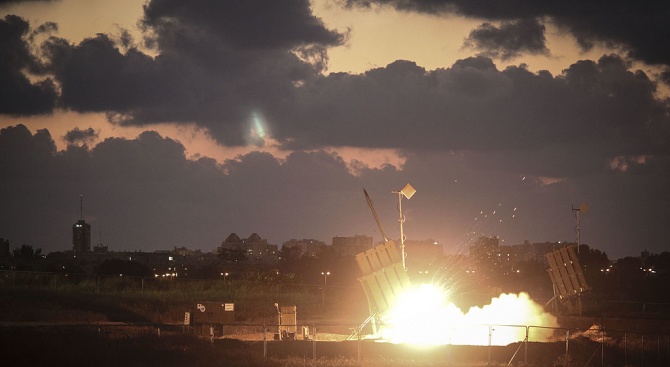 ХАМАС удари Израел с ракети. ЦАХАЛ отвърна с бомби (видео)