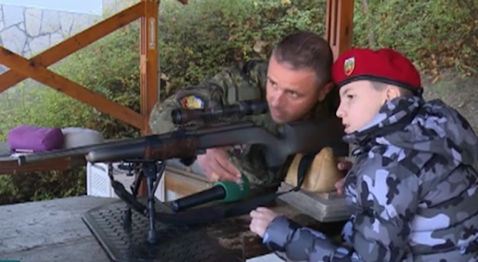 Дете с церебрална парализа взе урок по стрелба от най-точния снайперист в Българската армия