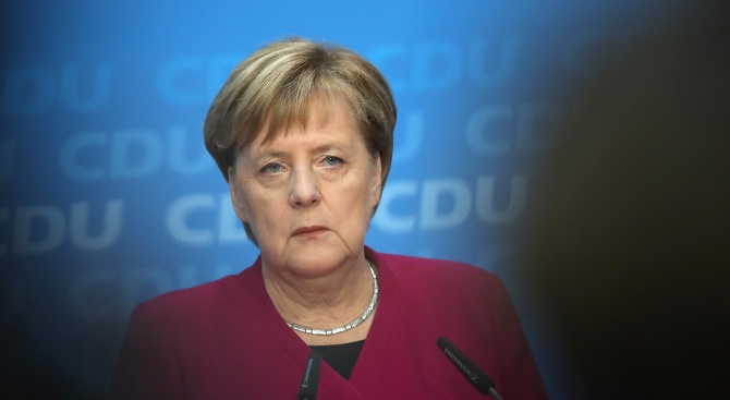 Британският в. Гардиън: Вътрешен натиск е довел до решението за оставката на Ангела Меркел  