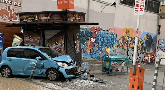 Електрически автомобил катастрофира на бул. Мария Луиза в столицата (снимки+видео)