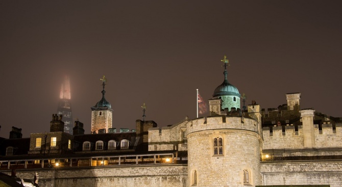 10 000 факли осветиха Лондонската кула (видео)