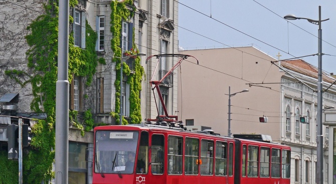 Трамвай излезе от релсите в Белград: Има загинал и ранени (видео)