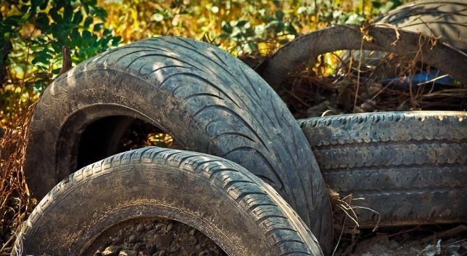 Пращат старите гуми в гробища
