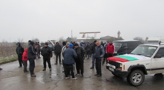 Автомобили и селскостопанска техника затвориха пътя Русе-Кубрат (снимки)
