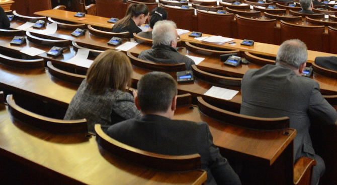НС ще продължи с окончателното гласуване на бюджета на ДОО на заседание в сряда