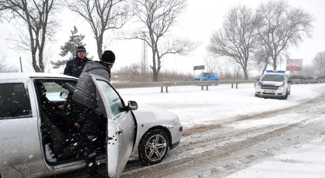 МВР: Шофьорите да тръгват на път със зареден резервоар и подготвени за зимата автомобили 
