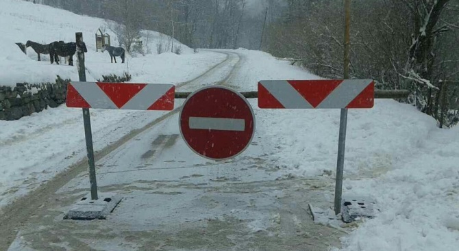 Катастрофи с ТИР-ове блокираха пътища в страната (обновена)