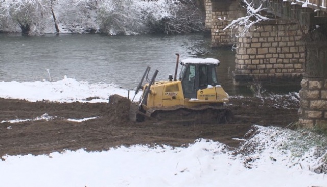 При тежки метеорологични условия започна ремонтът на пропадналия мост край Червен бряг
