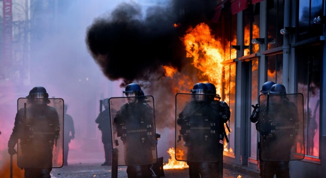 Френската власт обсъди адаптацията на полицията към протести