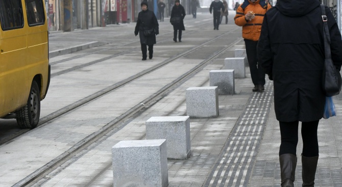 Поставят бетонни ограничители по ремонтираната "Граф Игнатиев" (снимки)