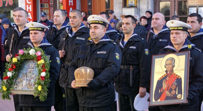 Варна чества Никулден с военен ритуал и молебен за здравето на моряците (снимки)
