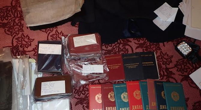 Полицаи разкриха незаконна печатница за документи в Костенец (снимки)