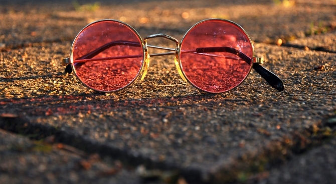 Днес е лесно да се влюбим от пръв поглед, тъй като гледаме на света през розови очила