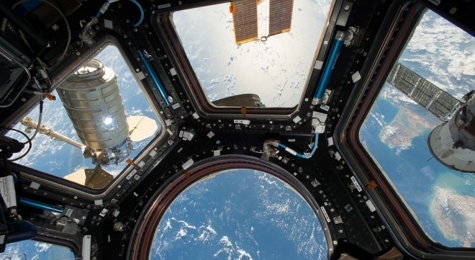Руски космонавти от МКС взеха проби от мистериозна дупка на кораба "Союз МС-09"