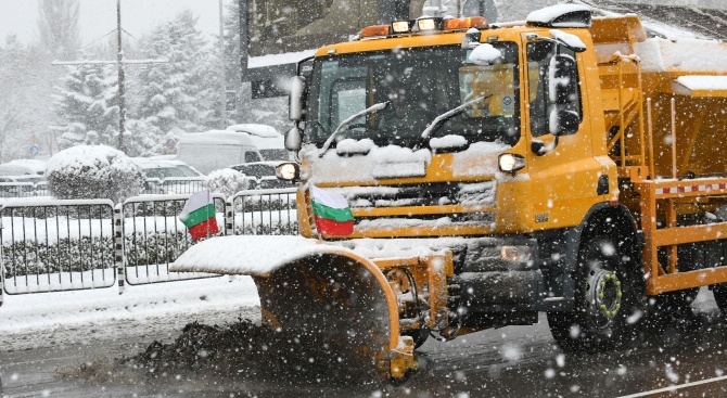 80 снегопочистващи машини обработват срещу заледяване столицата