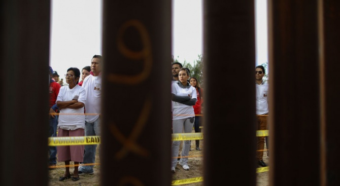 Белият дом намекна, че може да осигури по друг начин финансирането за стената по границата с Мексико