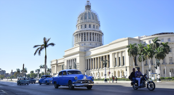 Огромни вълни заляха столицата на Куба Хавана (видео)