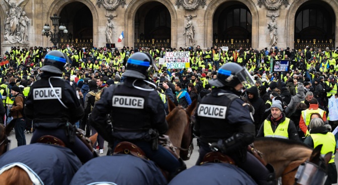  Над 60 задържани в Париж при поредния протест на "жълтите жилетки"