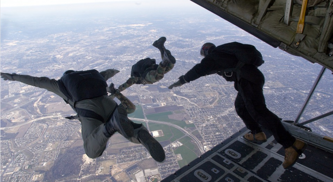 Учени обявиха, че парашутите не спасяват при скачане от самолет 