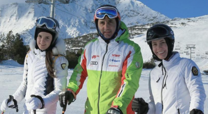 Цветанов заведе семейството си на ски в Банско