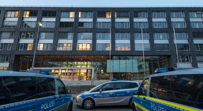 Мъжът, врязал се умишлено с кола в чужденци в новогодишната нощ в Германия, остава в ареста