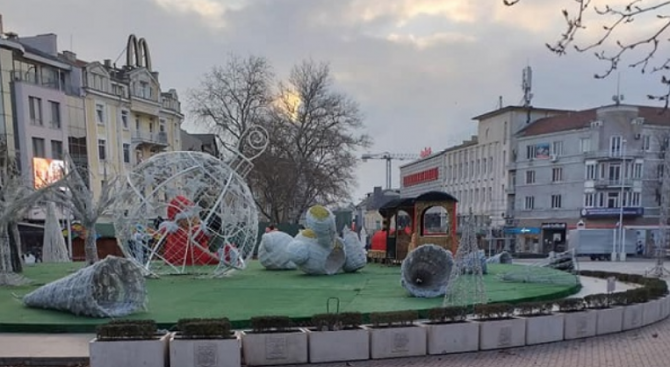 Силният вятър събори коледната украса във Варна