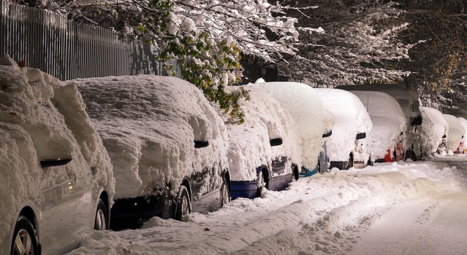 Обилен снеговалеж затвори пътища и училища в Гърция