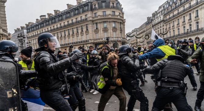 Френски политици възмутени от набирането на средства за мъж, посегнал на жандармеристи при протестите