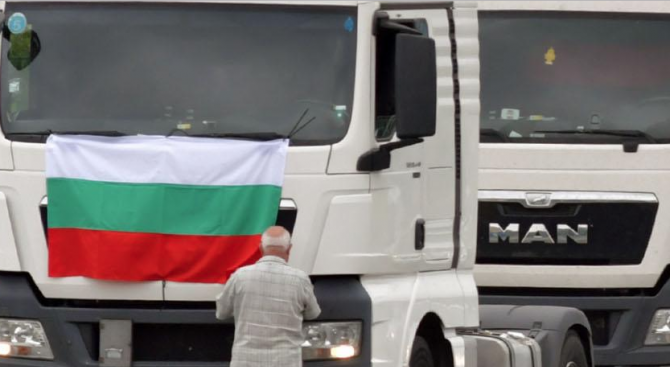 Протестът на българските превозвачи в Брюксел завърши с хоро и "Победа" (видео)