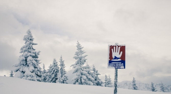 Регионът на Алпите се готви за още сняг,  висока лавинна опасност