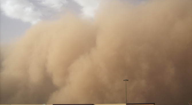 Силна пясъчна буря връхлетя Египет