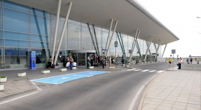 Близо 200 пътници са блокирани на летището в София заради отменен полет