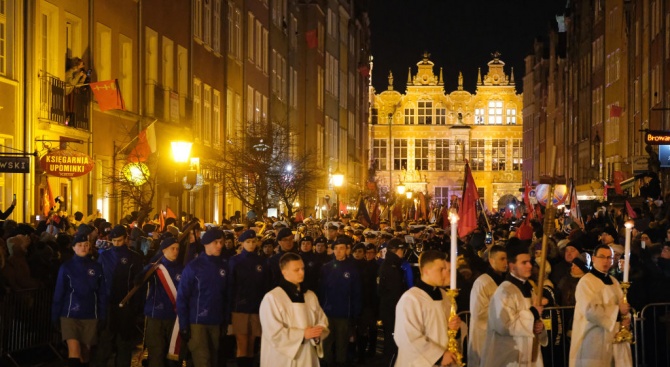 В Гданск десетки хиляди се сбогуваха с убития кмет Павел Адамович (снимки)