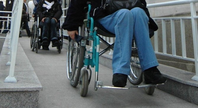 Над 50 000 души с трайни увреждания са подали заявления за новата месечна помощ 