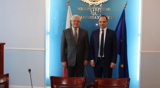 Министър Ананиев и македонският му колега подписаха План за сътрудничество