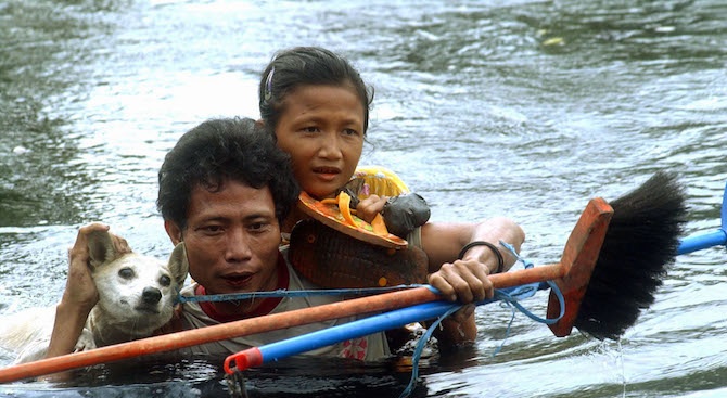 Десетки загинали при наводнения и свличания на земни маси в Индонезия