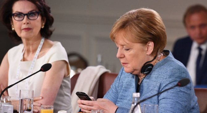 Меркел закрива страницата си във Фейсбук (видео)