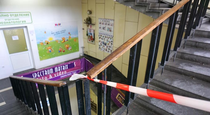  2-годишно дете падна от третия етаж в болница във Варна (обновена+снимки)