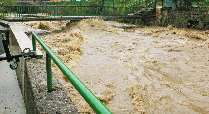 Започна корекция на коритото на река Чая заради пропаднала подпорна стена