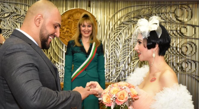 Резултат с изображение за „Софка празнува първа годишнина от сватбата напук на развода“