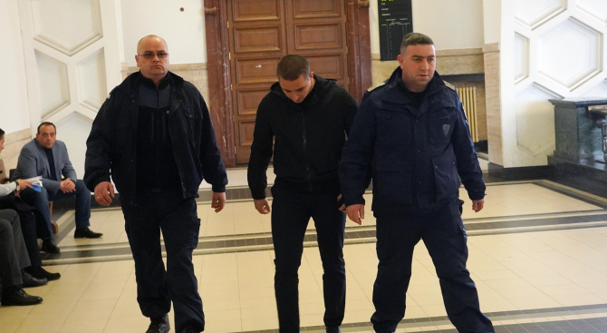 Съдът гледа делото срещу Йордан Исаев, който уцели с бомбичка полицайка (снимки)