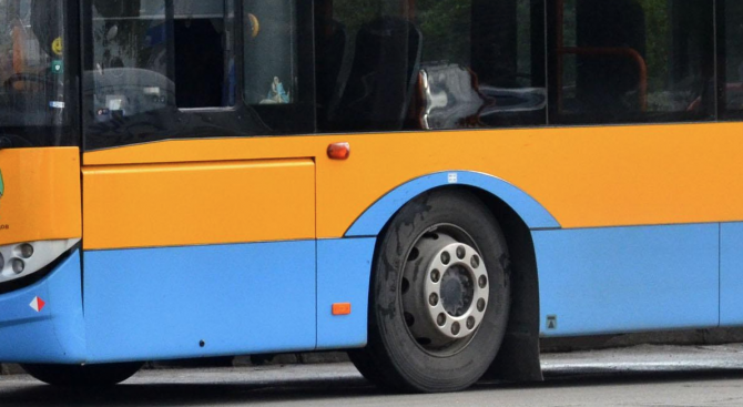 Мъж почина при инцидент с тролейбус в София