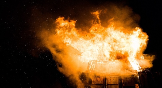 2 тона фураж са изгорели при пожар в плевня в село Търговище 