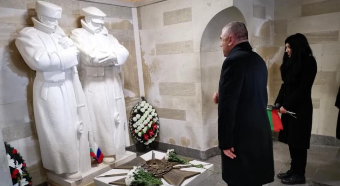 Веселин Марешки се поклони пред паметника Шипка