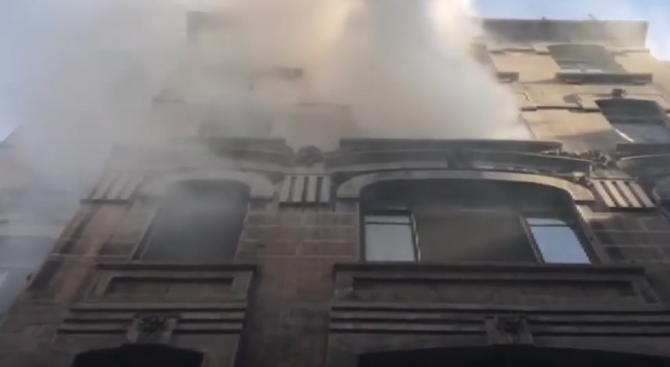 Четирима души загинаха при пожар в Истанбул