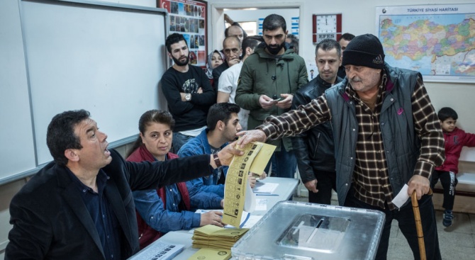 Насилие беляза местните избори в Турция