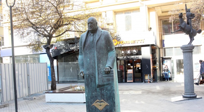 Има желаещи да купят паметника на Бойко Борисов