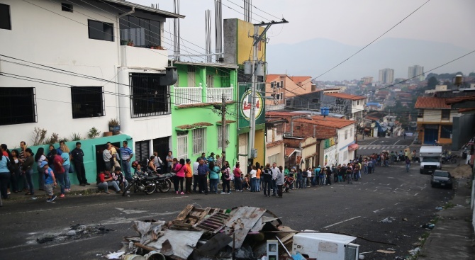 Хиляди венецуелци са пробили заграждения и са пресекли  границата с Колумбия