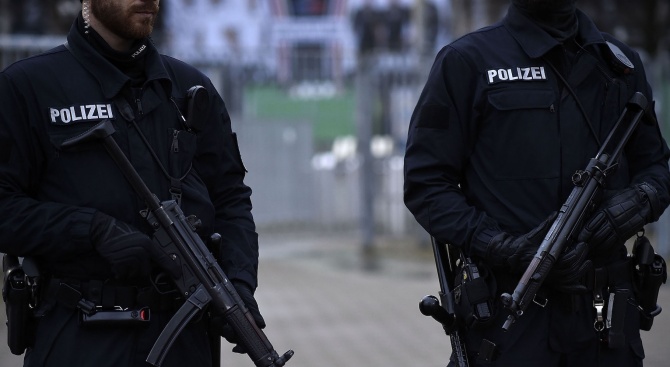В Германия арестуваха мъж за имейли с бомбени заплахи и нацистко съдържание